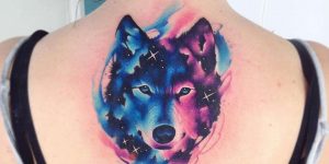 Tatuagem feminina de lobo com aquarela 2021