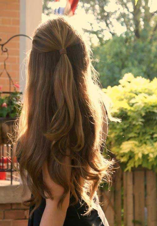 cabelo longo e liso com penteado simples