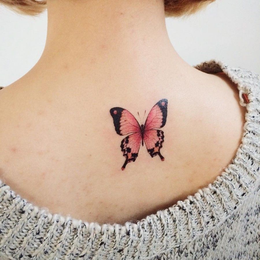 tatuagem de borboleta nas costas feminina