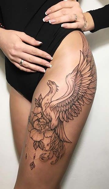 tatuagem feminina de fênix na coxa