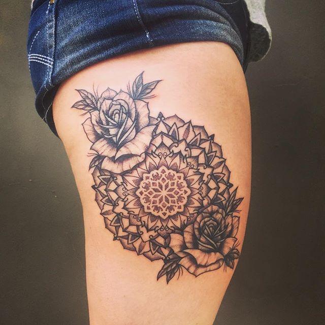 tatuagem feminina de mandala na coxa