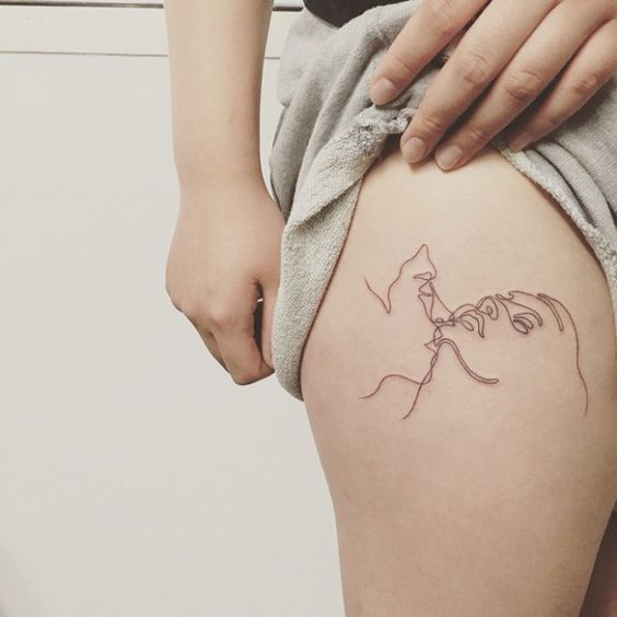 tatuagem feminina delicada na coxa