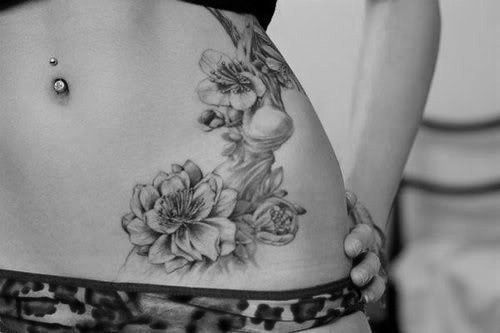 tatuagem feminina na barriga de flor de lótus
