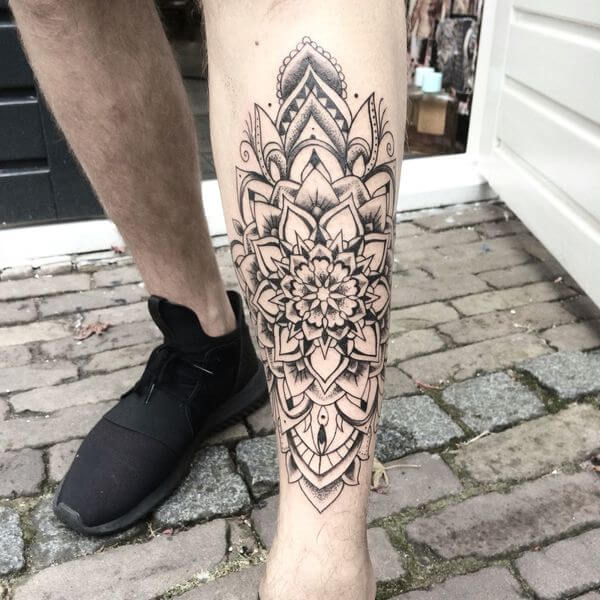 Tatuagem na perna masculina mandala