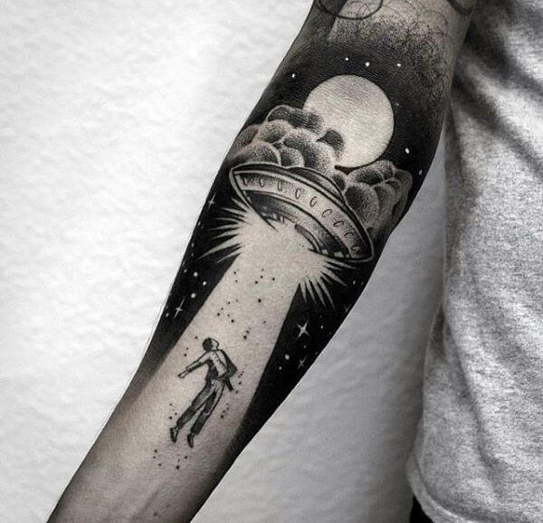 Tatuagem masculina no braço Negative Space