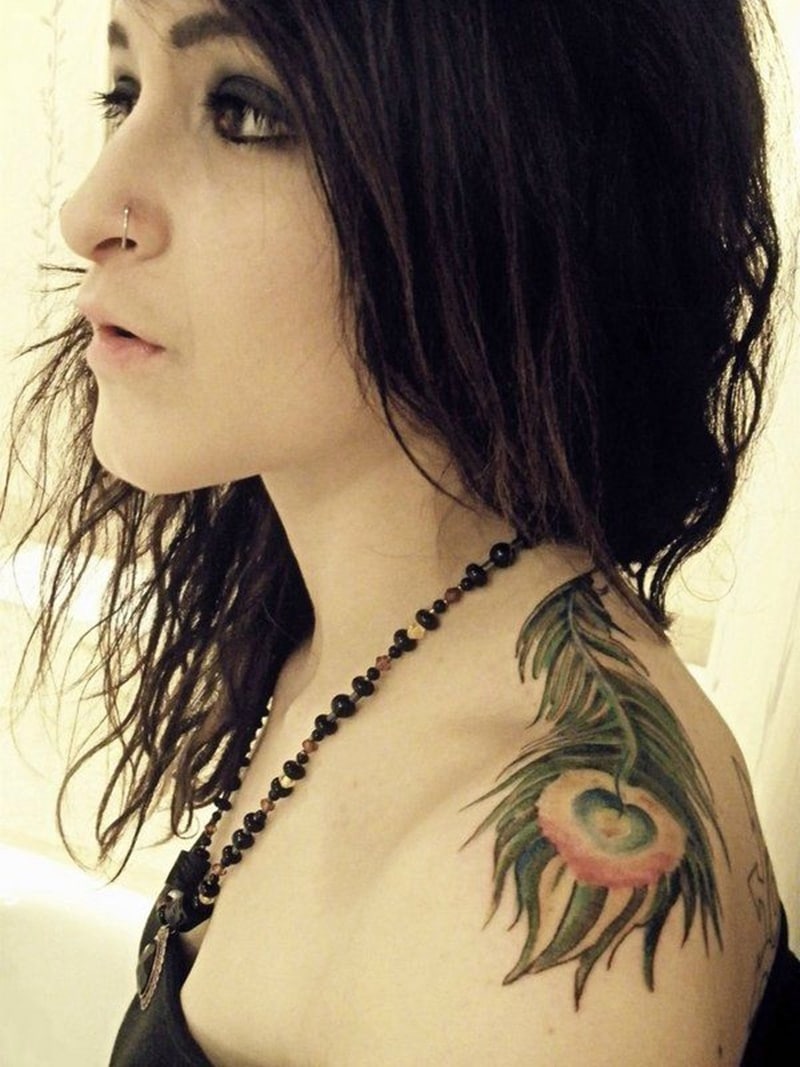 tatuagem no ombro de penas - Tatuagem Feminina no Ombro