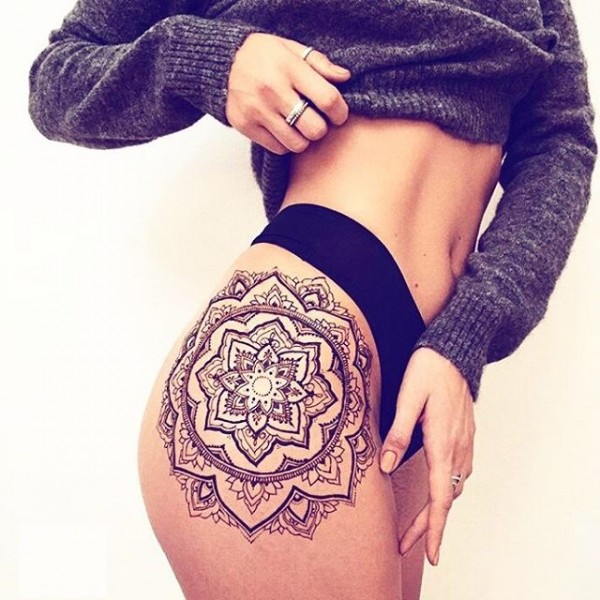 tatuagem feminina de mandala na coxa