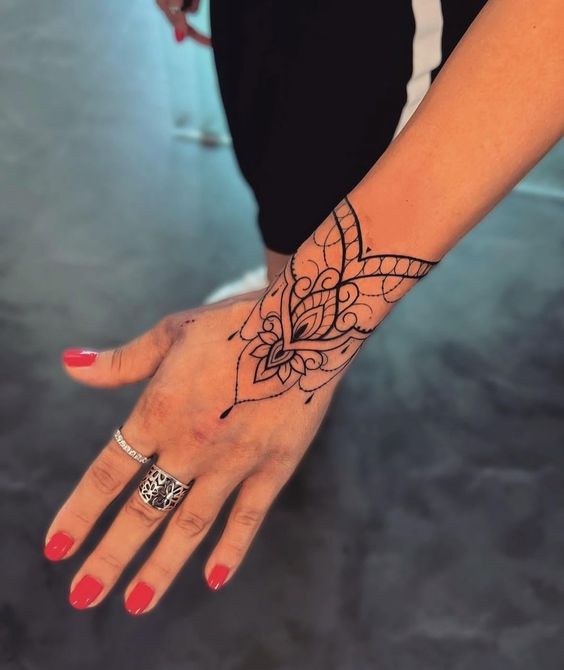 Blackwork tatuagem feminina no pulso (Pinterest)