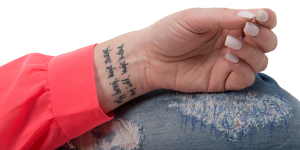 tendências de tatuagem feminina no pulso