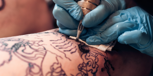 tatuagem feminina perna cuidados