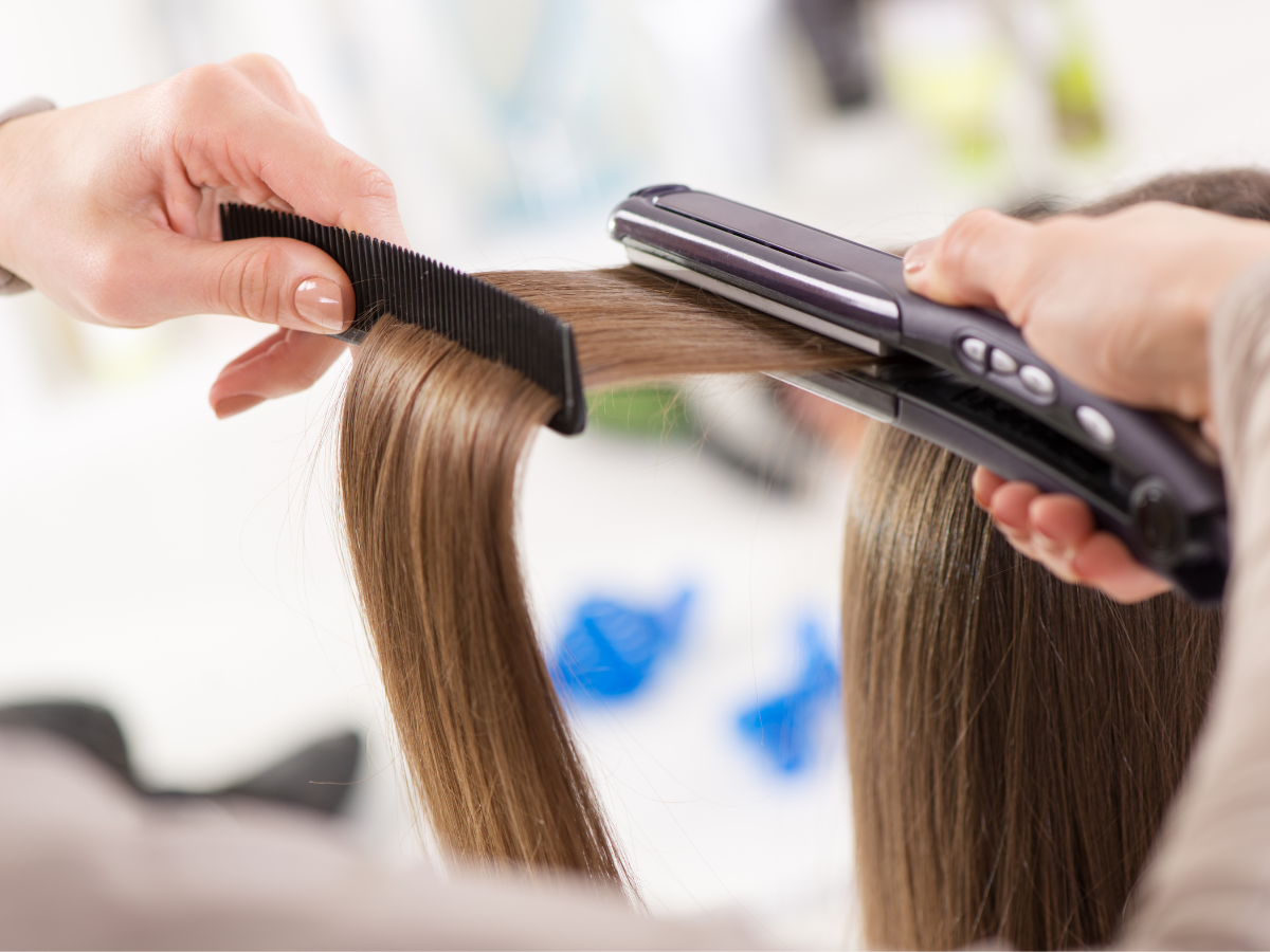 Alisar e pintar o cabelo no mesmo dia