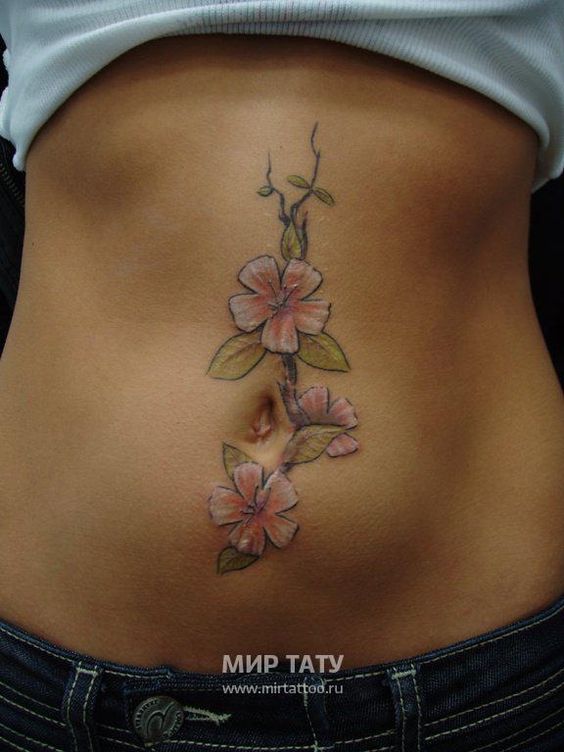 Tatuagem feminina na barriga