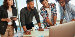 Boa impressão e regras de vestimentas. Foto está um grupo de pessoas com diversos looks no ambiente de trabalho