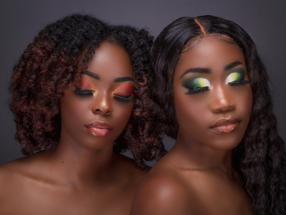 Ideias de maquiagens para shows e festivais. Foto duas mulheres negras com maquiagens e sombras coloridas