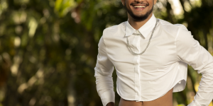 Cropped masculino. Foto mostra o ator Gabriel Santana usando um cropped branco