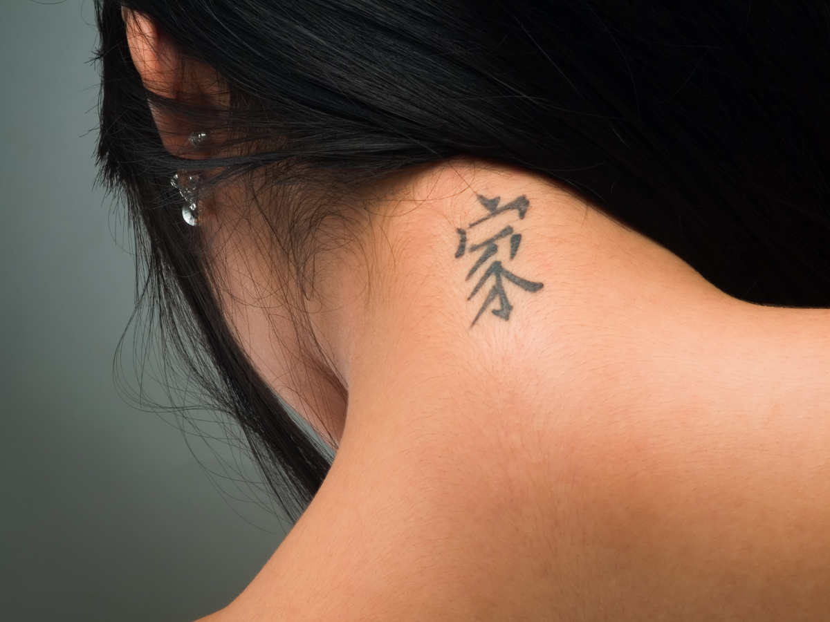 Tatuagens pequenas. Foto uma letra em japonês no pescoço