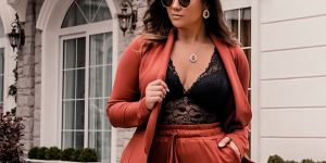 Ideias de looks com Body. Foto mulher branca com calça e blazer laranjas e body preto.