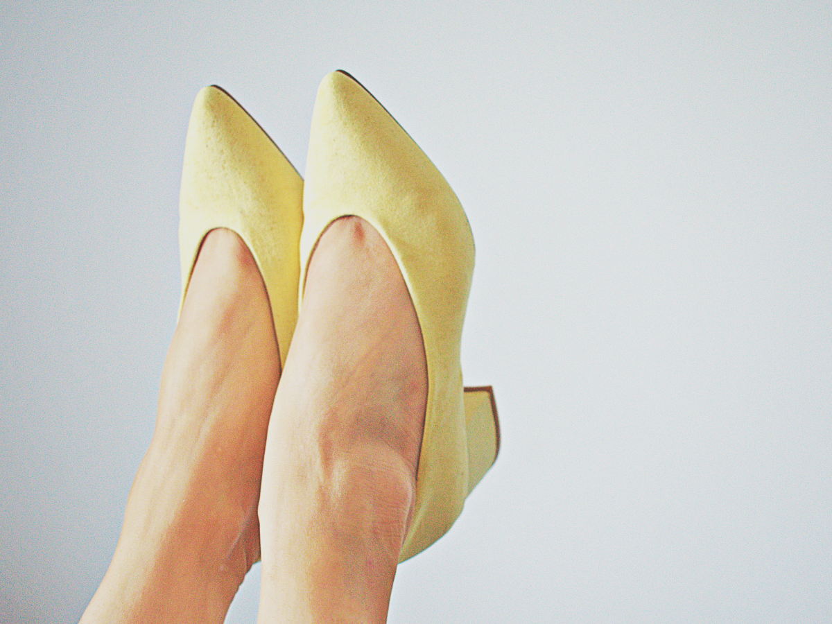 Sapatos ideais para mulheres baixinhas. Foto mostra um sapato de bico fino amarelo