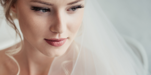 Cronograma de Skincare para noivas. Foto aparece uma noiva maquiada para o grande dia. O batom é marrom e seus olhos esfumados em preto.