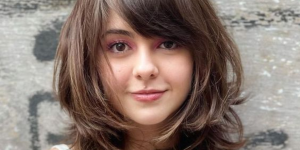 Curtinho em alta. Foto traz a atriz Clara Castanho sorrindo e com o cabelo marrom cortado até o ombro.