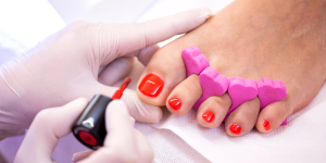 Melhores esmaltes para os pés. Foto mostra um pé com as unhas pintadas de vermelho