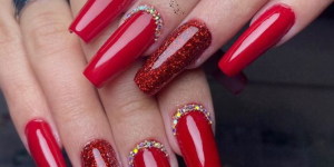 Unhas vermelhas decoradas com glitter