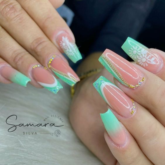 Unhas decoradas com flores também na cor verde água