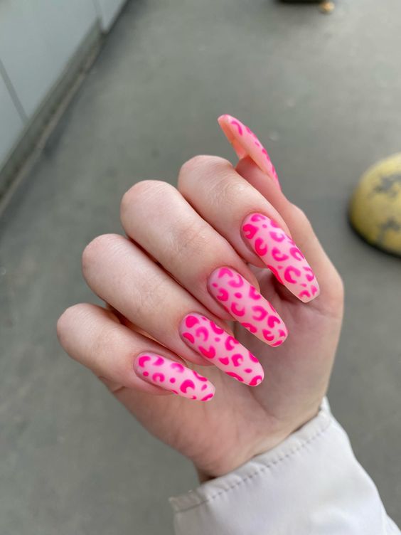 cores de unhas decoradas com estampas animal print rosa