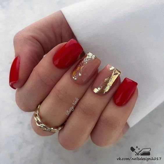 unhas glamourosas vermelho com dourado