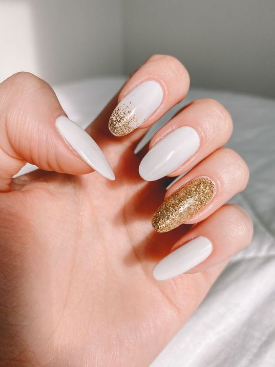 esmalte branco com glitter dourado