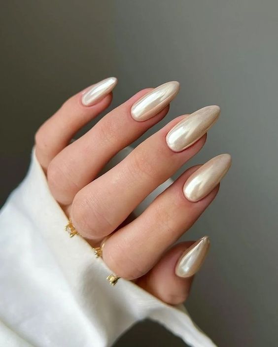 unhas metalizadas para o Natal: branco pérola