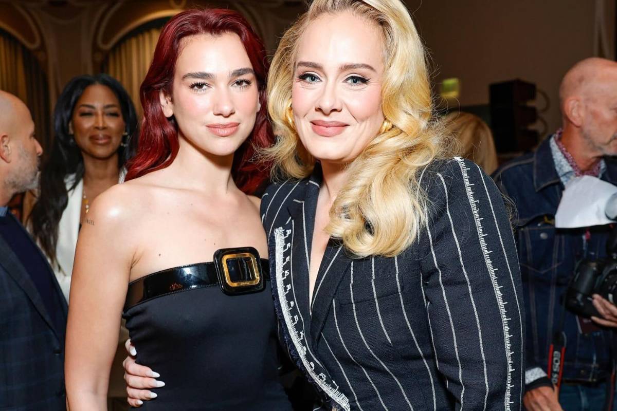 DIVAS Dua Lipa e Adele posam juntas em evento com looks 'de realeza'