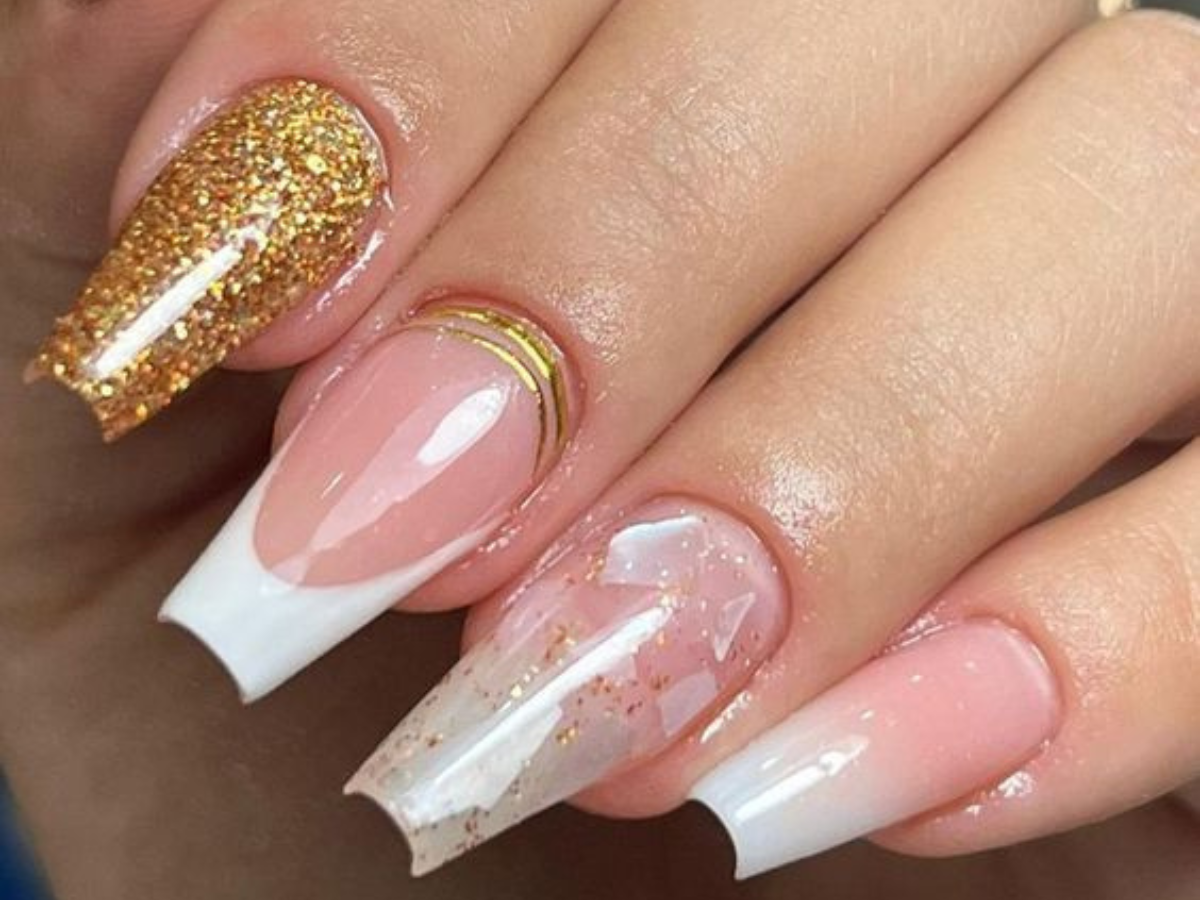 Unhas Douradas com Branco para Ano Novo