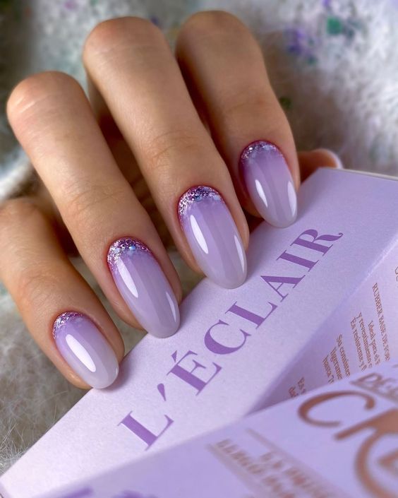 cores de unhas elegantes trazem lilás