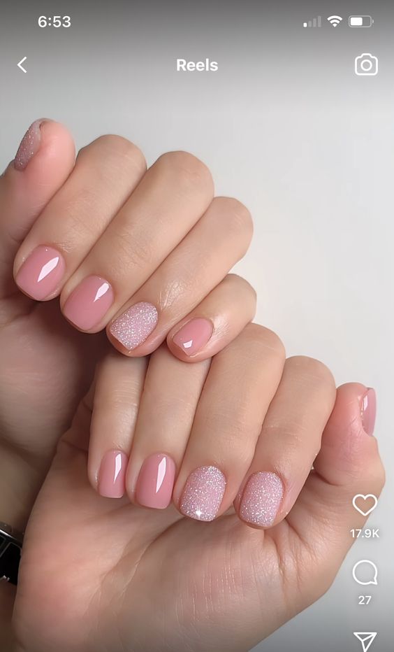 unhas simples verão. Foto unha nude com glitter branco