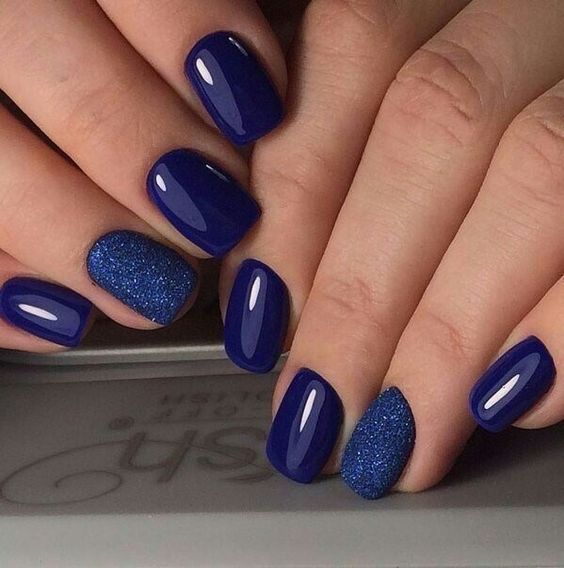 azul também está entre as cores de unhas elegantes