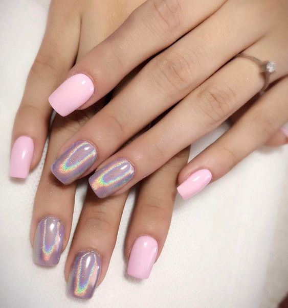 unhas delicadas elegantes com cor rosa e efeito holográfico em dois dedos