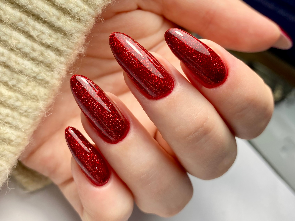 Unhas-de-vermelhas-com-glitter-