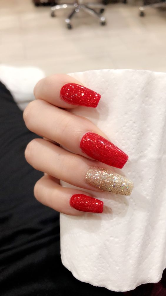 unhas vermelhas com glitter