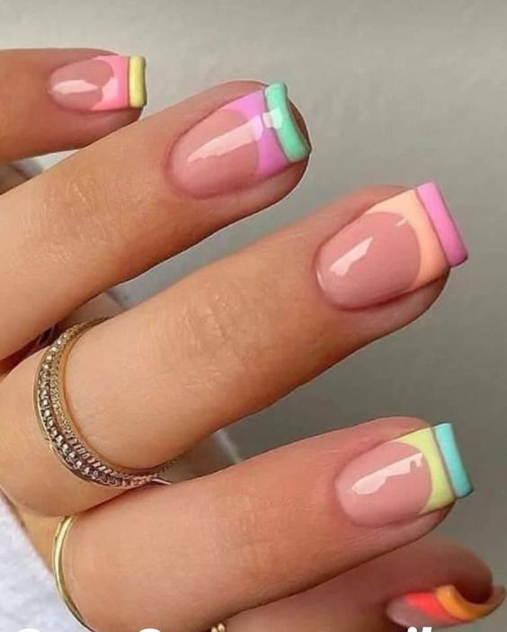 unhas francesinhas coloridas com duas listras