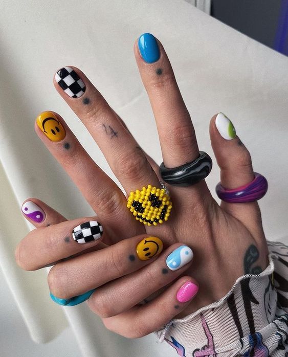 unhas redondas trazem tendências personalizadas. Foto mostra unha com emojis, estampas xadrez e cores vibrantes