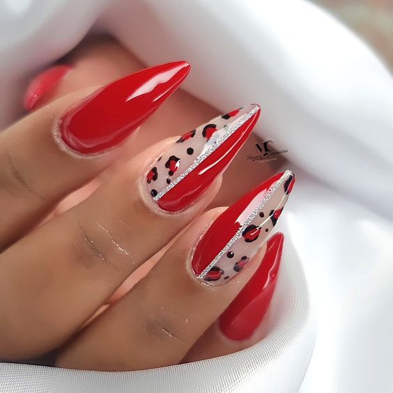 Unhas vermelhas com estampas