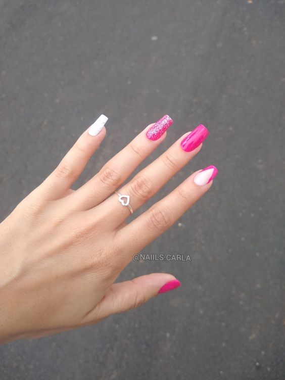 Unhas Decoradas em Rosa e Branco