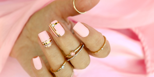 unhas delicadas, inspirações elegantes. Foto mostra unha rosa com detalhes em dourado