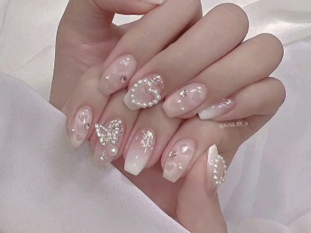 unhas-romanticas-com-pedrarias-1024x768