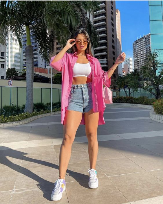 looks com shorts jeans usando camisa rosa