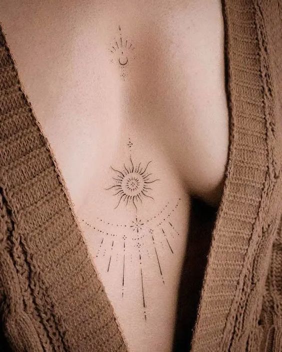 Elementos do sistema solar como o Solar e a Lua na Tatuagem no peito feminina