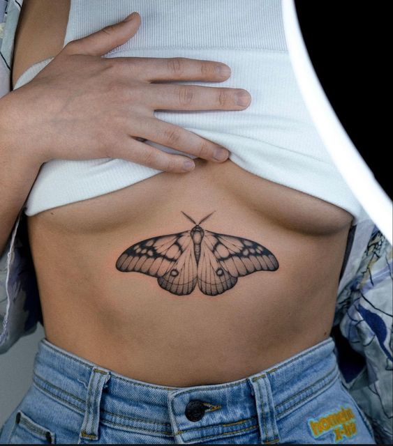 Tatuagem no peito feminina com borboletas