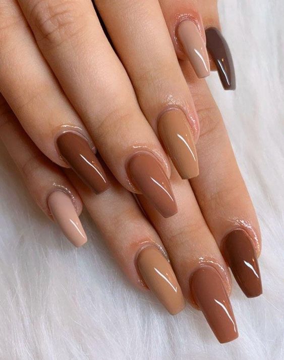 unhas cor de café com leite