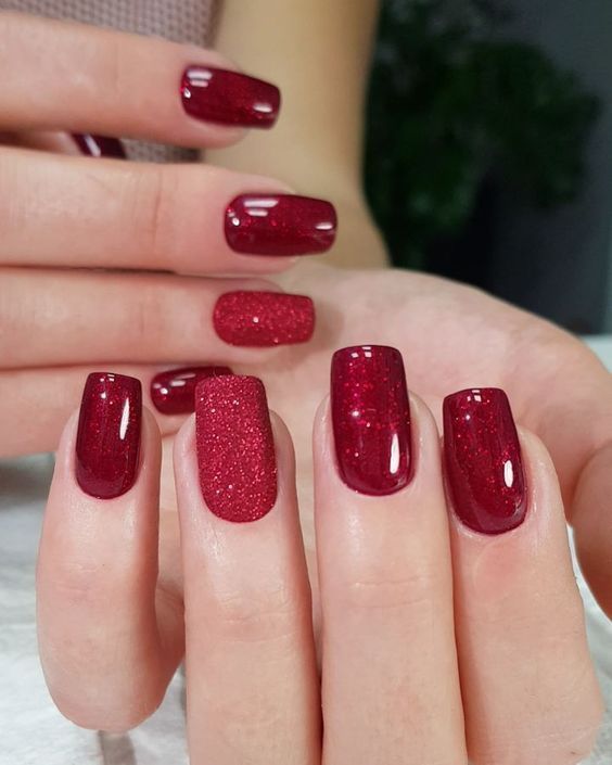 unhas elegantes com vermelho e brilho